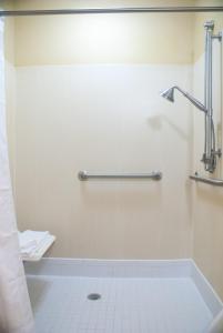 La salle de bains est pourvue d'une cabine de douche et de toilettes. dans l'établissement Holiday Inn Express & Suites Jacksonville South - I-295, an IHG Hotel, à Jacksonville