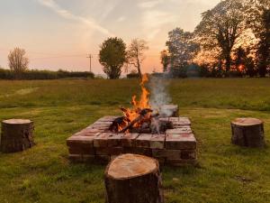 Fotografie z fotogalerie ubytování Somerleyton Meadows - The Hideaway Hut & Hot Tub v destinaci Herringfleet