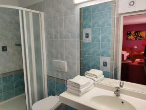 Koupelna v ubytování HOTEL ŻUŁAWY