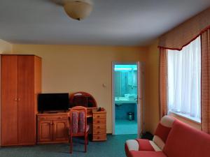 TV a/nebo společenská místnost v ubytování HOTEL ŻUŁAWY