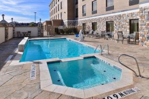 una gran piscina en medio de un patio en Holiday Inn Express Hotel & Suites Dallas South - DeSoto, an IHG Hotel, en DeSoto