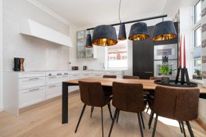 cocina con mesa de madera y sillas en Meer-Lust-Sylt Haus Christiansen, en Westerland