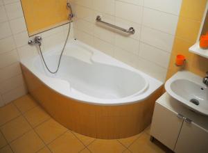 Bilik mandi di Apartmán Adam