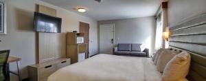 מיטה או מיטות בחדר ב-GreenTree Inn Flagstaff