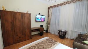 Televízia a/alebo spoločenská miestnosť v ubytovaní One bedroom 3,4 Mala Zhytomyrska