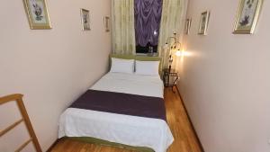Posteľ alebo postele v izbe v ubytovaní One bedroom 3,4 Mala Zhytomyrska