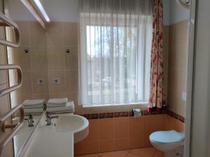 Koupelna v ubytování HOTEL ŻUŁAWY