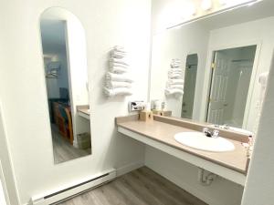 A bathroom at Super 8 by Wyndham Sicamous