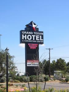 um sinal para um hotel e centro de convenções Grand Canyon em Grand Texan Hotel and Convention Center em Midland