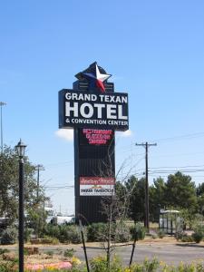 una señal para un gran hotel y centro de convenciones en Grand Texan Hotel and Convention Center en Midland