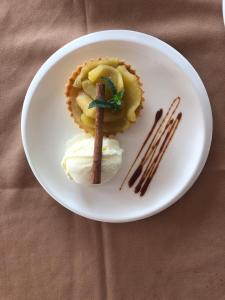 un piatto bianco con un dessert su un tavolo di El Descubrimiento Resort Club a Guazuvirá