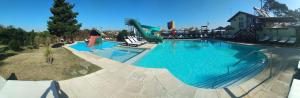 una gran piscina con un tobogán en un complejo en El Descubrimiento Resort Club, en Guazuvirá
