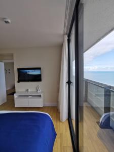 een slaapkamer met uitzicht op de oceaan bij Batumi Orbi City sea view apartment in Batoemi
