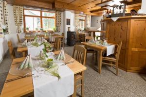 Hotel - Restaurant Forellenbach 레스토랑 또는 맛집