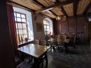 a dining room with tables and chairs and windows at Gästezimmer im Weingut Amlinger&Sohn in Neef