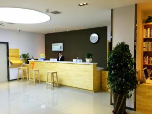 The lobby or reception area at 7Days Premium Dalian Development Zone Wucaicheng rail station