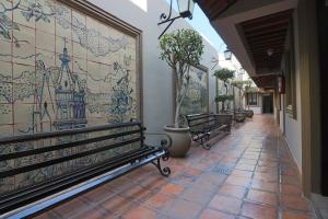 un pasillo con bancos en un edificio con un mural en Hotel La Morada, en San Miguel de Allende