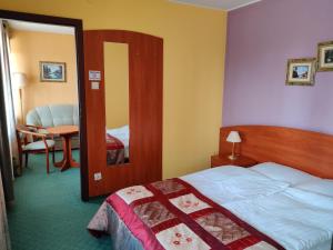 Postel nebo postele na pokoji v ubytování HOTEL ŻUŁAWY
