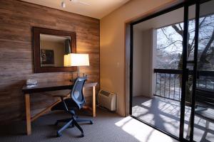 un bureau avec un bureau, une chaise et une fenêtre dans l'établissement Riverside Inn, à Grants Pass