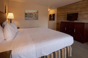 Letto o letti in una camera di Riverside Inn