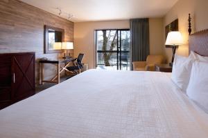 Letto o letti in una camera di Riverside Inn
