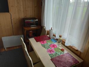 einen Tisch mit Blumen auf einem Zimmer in der Unterkunft Sunny House in Anielin in Anielin