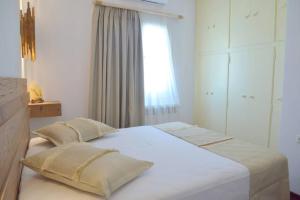 Łóżko lub łóżka w pokoju w obiekcie Esperos Seaside Suite in Adamas, Milos