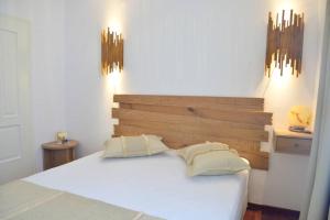 Łóżko lub łóżka w pokoju w obiekcie Esperos Seaside Suite in Adamas, Milos