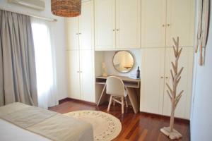 Łóżko lub łóżka w pokoju w obiekcie Esperos Seaside Suite in Adamas, Milos
