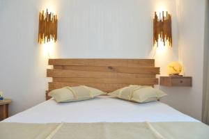 Łóżko lub łóżka w pokoju w obiekcie Esperos Seaside Suite in Adamas, Milos