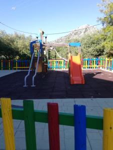 einen Spielplatz mit Rutsche und Schaukel in der Unterkunft Apartamentos Sierra del Hacho in Montejaque