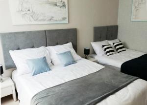 Łóżko lub łóżka w pokoju w obiekcie Metro Wilson Apartment