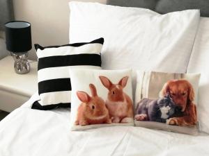 Łóżko lub łóżka w pokoju w obiekcie Metro Wilson Apartment