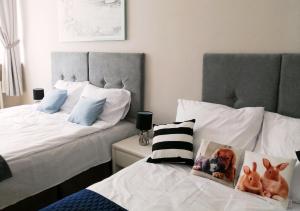 Łóżko lub łóżka w pokoju w obiekcie Metro Wilson Apartment