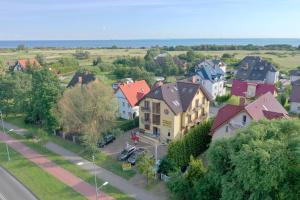 una vista aérea de una pequeña ciudad con casas en Pokoje z widokiem na morze 2, en Jastarnia