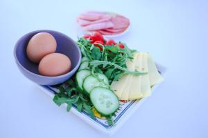 een bord met eieren, kaas en groenten bij B&B Freydag in Rheden