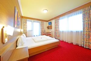 Postel nebo postele na pokoji v ubytování HELI'S Bed & Breakfast