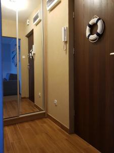 korytarz z lustrem i drzwiami z ręcznikiem w obiekcie Słoneczna Przystań we Władysławowie