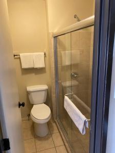 Bilik mandi di Four Winds Motel & RV Park