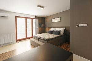 Posteľ alebo postele v izbe v ubytovaní LupoApartments Marea Dostęp na Kod