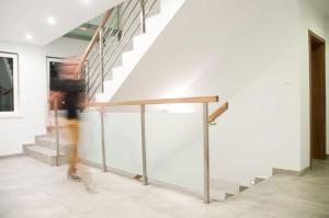 osoba schodząca po schodach w domu w obiekcie Willa Lubinowa w Karwii