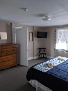 A bed or beds in a room at Lake Shore Farm Inn