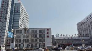 un groupe de grands bâtiments dans une ville dans l'établissement 7Days Inn Tangshan Silicon Valley Digital City, à Tangshan