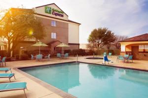 Bazén v ubytování Holiday Inn Express Hotel and Suites DFW-Grapevine by IHG nebo v jeho okolí