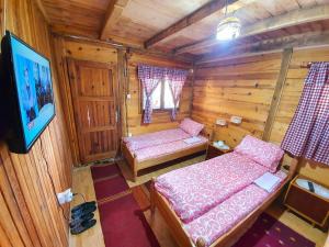 Rúm í herbergi á Log cabin Uvac (Vikendica Saponjic)