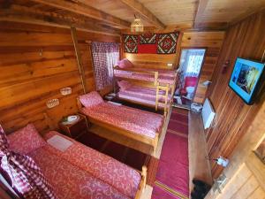 Rúm í herbergi á Log cabin Uvac (Vikendica Saponjic)