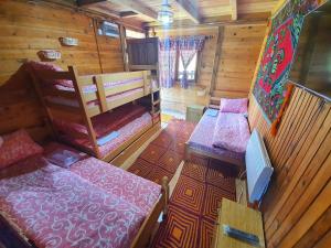 Rúm í herbergi á Log cabin Uvac (Vikendica Saponjic)