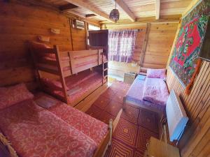 Rúm í herbergi á Log cabin Uvac (Vikendica Saponjic)
