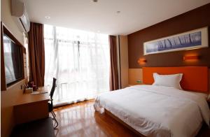 Posteľ alebo postele v izbe v ubytovaní 7Days Premium Chengdu Dufu Thatched Cottage