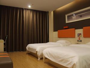 Posteľ alebo postele v izbe v ubytovaní 7Days Premium Yunfu Xinxing Bus Station
